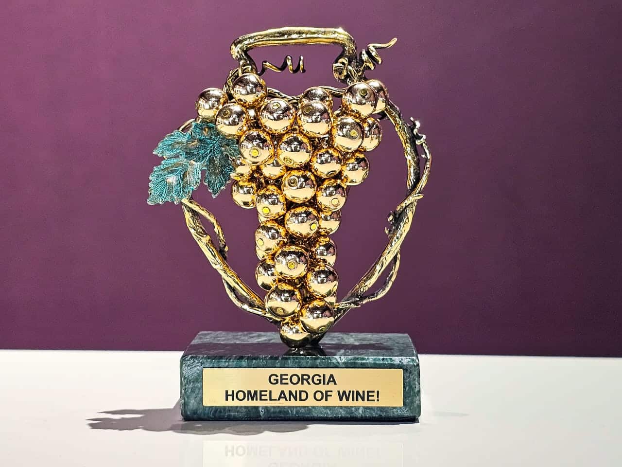 ბრინჯაოს სუვენირი "ქვევრი და ოქროს მტევანი პრემიუმი"